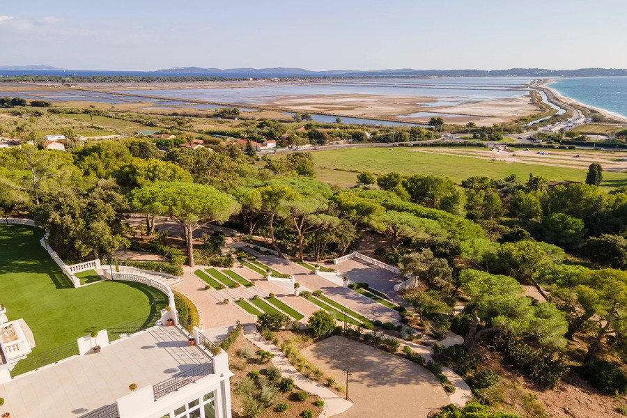 Mariage d'exception au Castel Bay : organisation et logistique transport 1 Le Castel Bay, vue panoramique