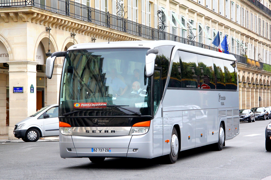 Wedding coach in Paris