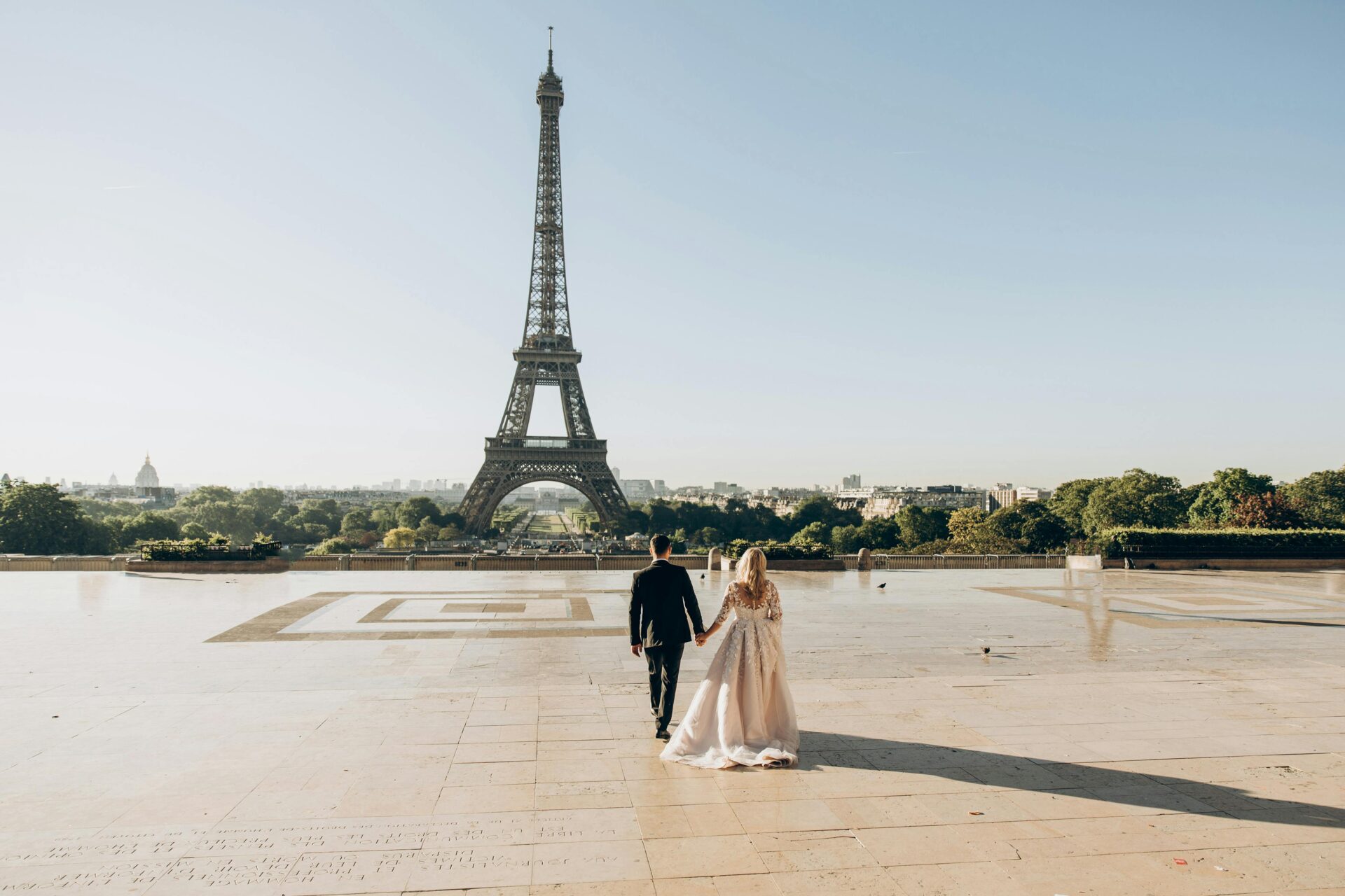 Newlywed couple in Paris