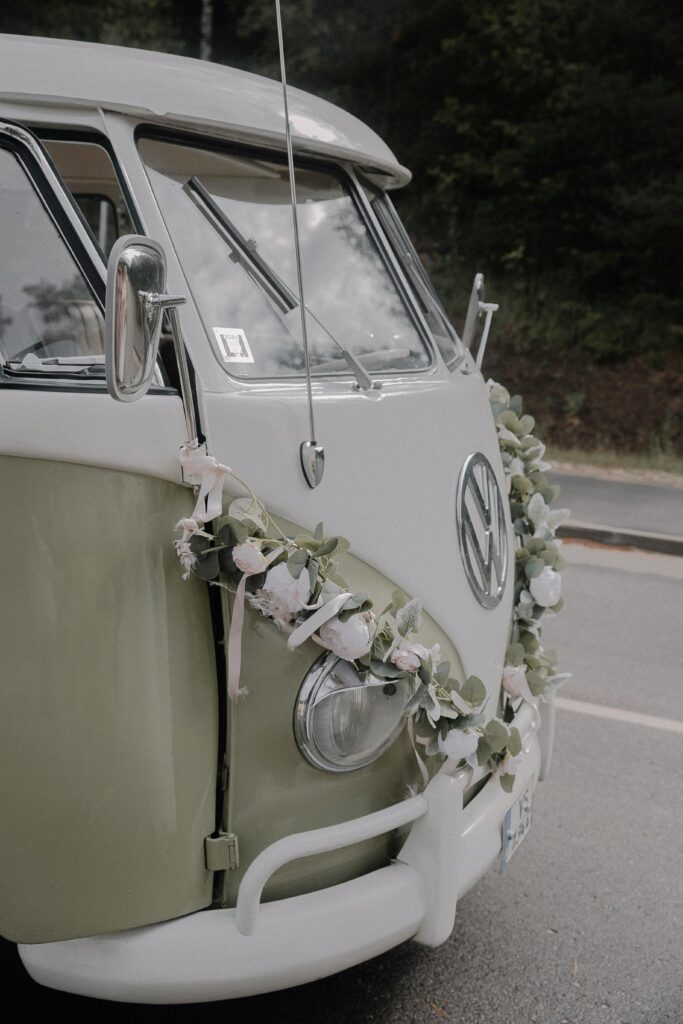 The most beautiful wedding processions: how to make your guests' arrival truly special? 5 Provençal wedding vehicle