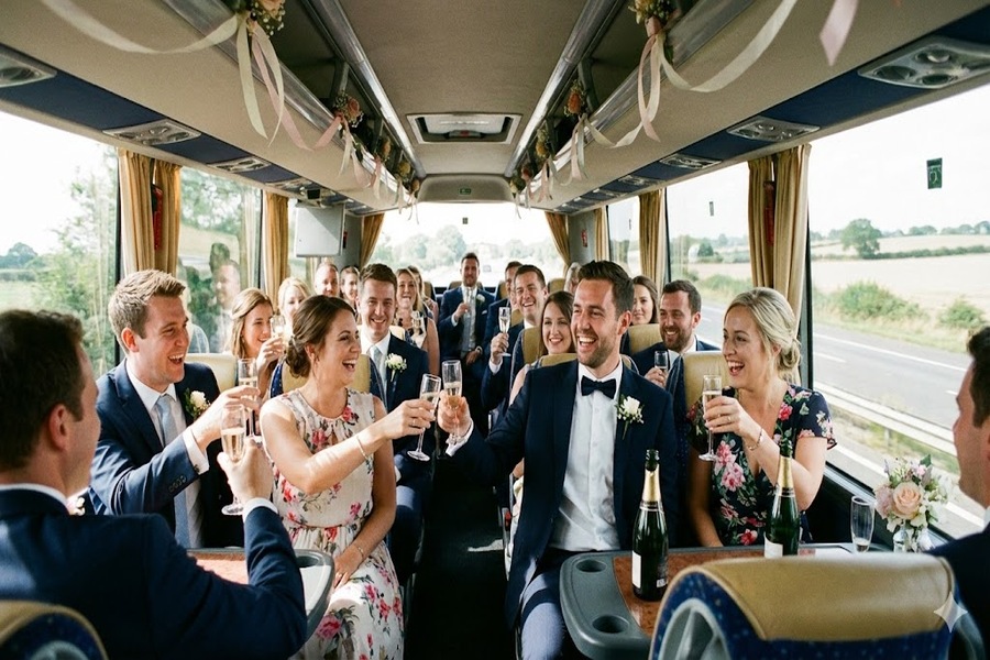 10 idées originales pour le trajet de vos invités : du champagne à bord à la playlist parfaite 1 Trajet des invités à bord d'un autocar Francebus