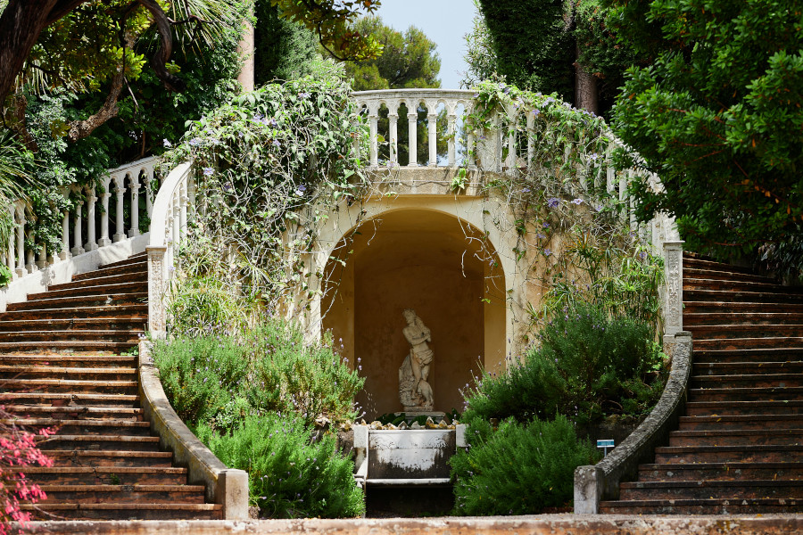 Se marier à La Villa Ephrussi de Rothschild, un joyau prestigieux de la Côte d'Azur 2 escaliers Villa Ephrussi de Rothschild