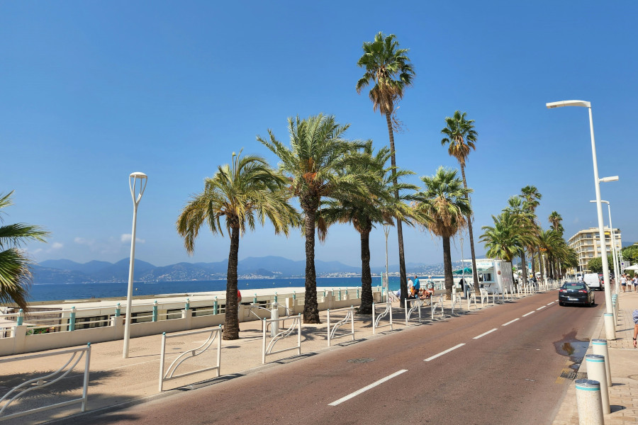 Private shuttle VS Uber & Taxis on the French Riviera: the real price comparison for your wedding 1 Cannes city center road