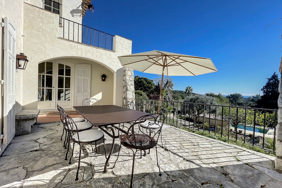 Se marier dans l'arrière-pays niçois : le défi des routes étroites et du stationnement 5 La Bastide des fleurs, conciergerie de luxe.