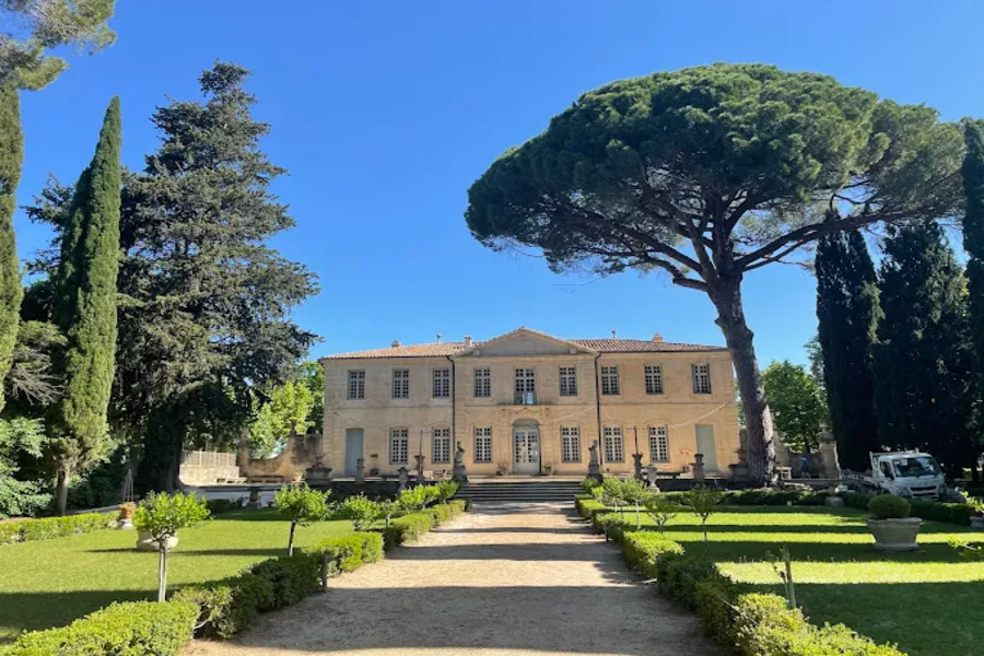 Organize your wedding reception: A sunny and charming celebration in Montpellier 2 Château de la Mogère, reception venue in Montpellier