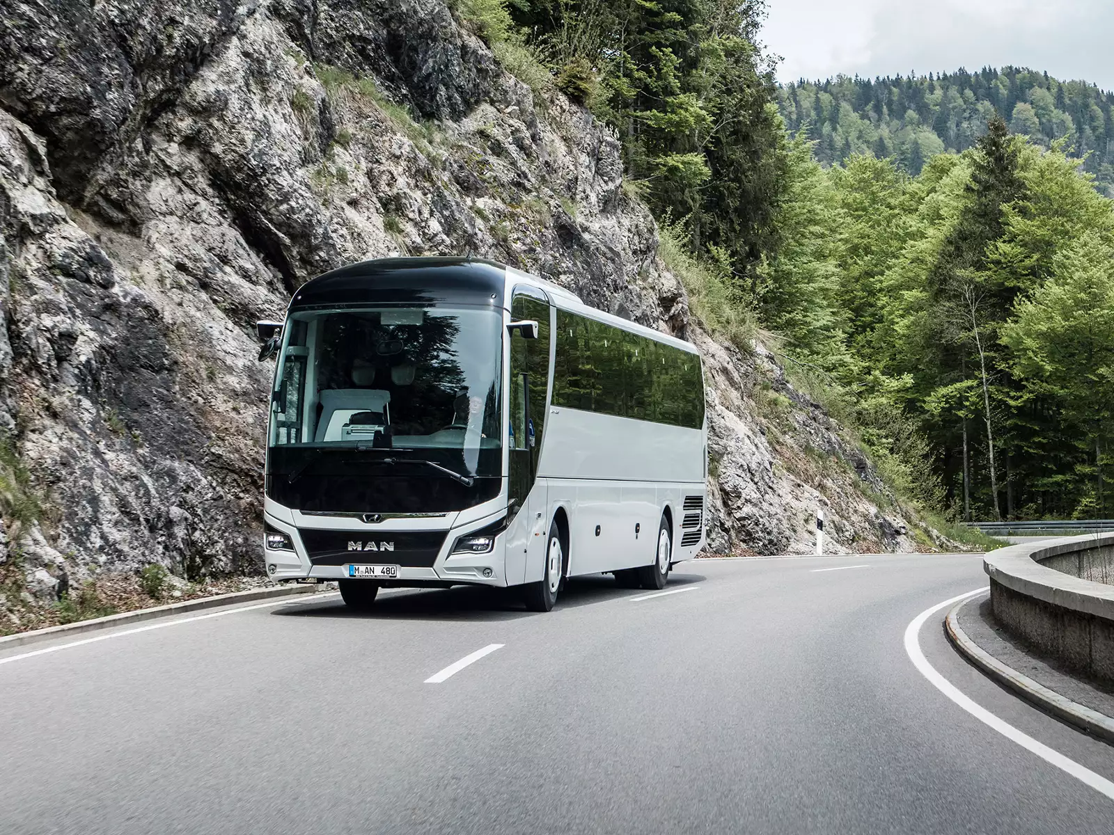 Autocars Standard & Grande Longueur 6 MAN-Lions-Coach-route-de-montagne.webp