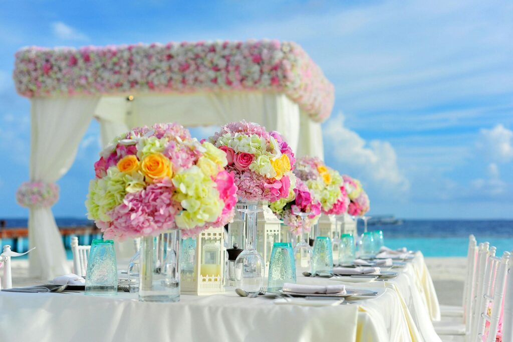 The Art of Celebrating Love in the Principality: Your Guide to a Monegasque Wedding 1 Table de mariage