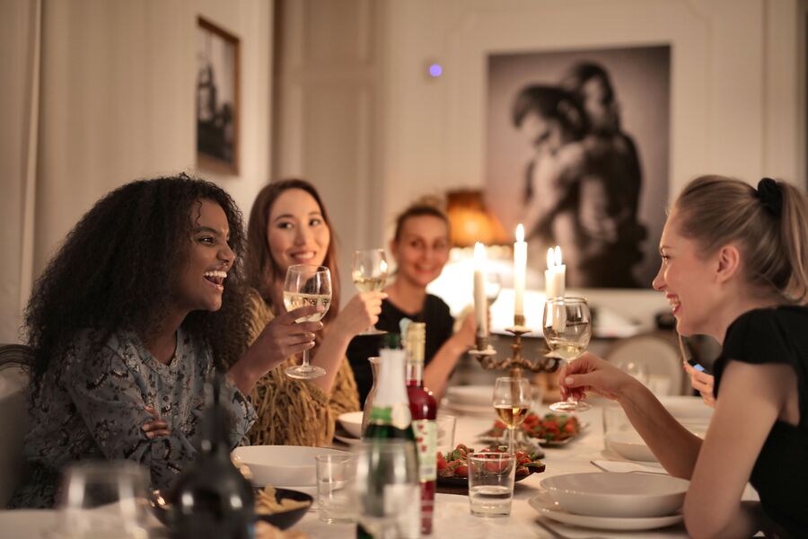 L'échappée féminine : Organiser votre EVJF inoubliable en France 2 Organisation d'un repas à domicile pour un EVJF